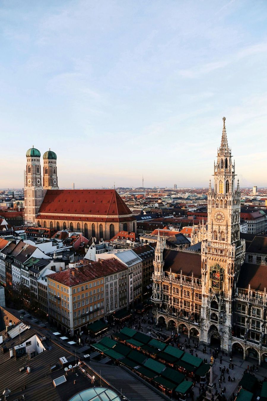 Blick über den Münchner Marienplatz mit Neuem Rathaus und Frauenkirche